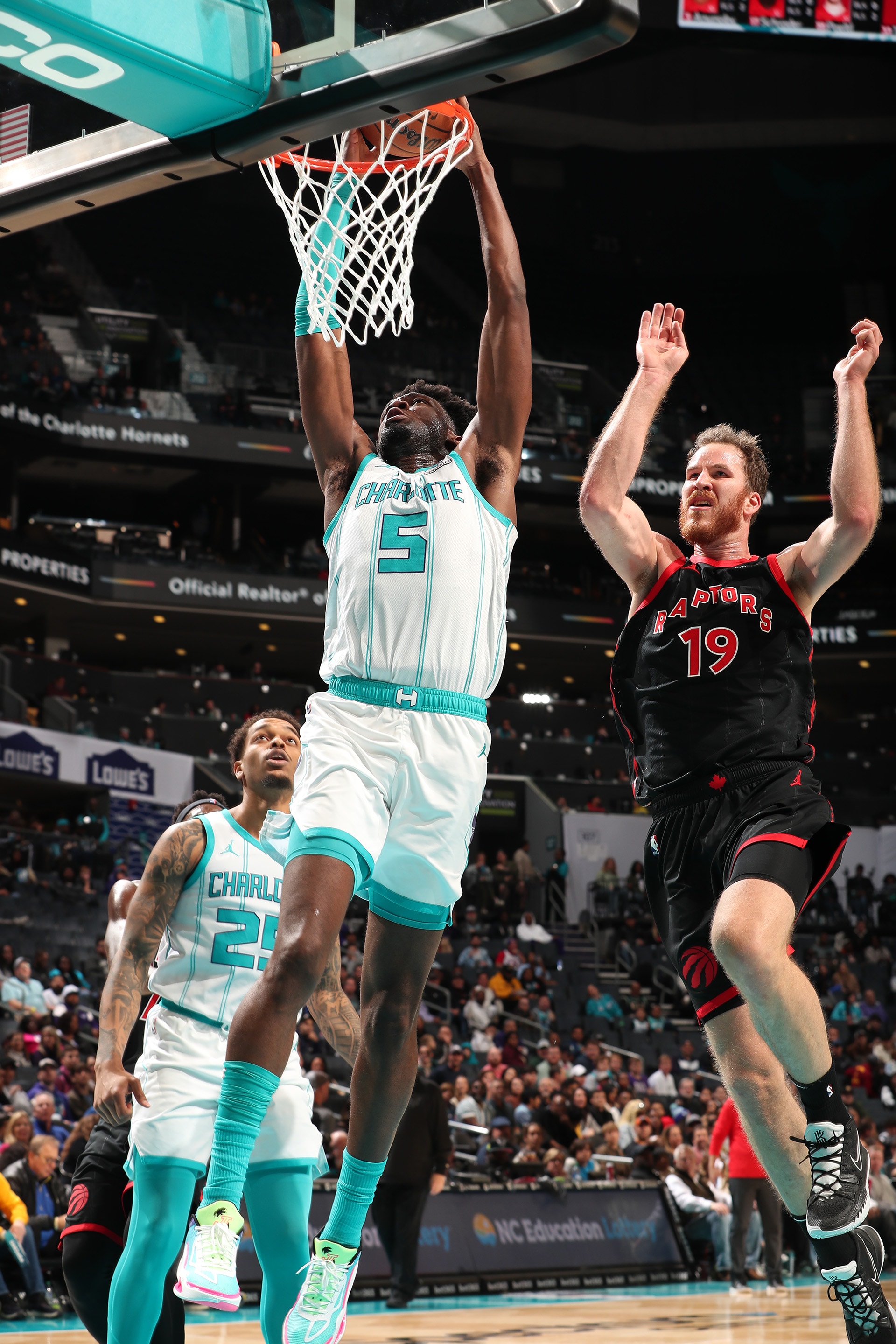 Hornets vs Raptors Gallery - 12/08/23 Photo Gallery | NBA.com