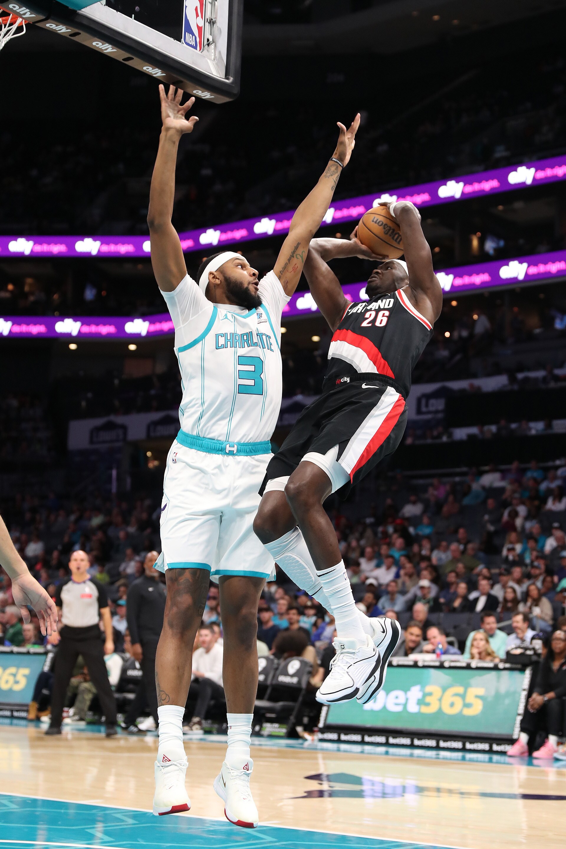 Slideshow-image: CHARLOTTE, NC - APRIL 3:  Duop Reath #26 of the Portland Trail Blazers shoots the ball during the game against the Charlotte Hornets on April 3, 20...