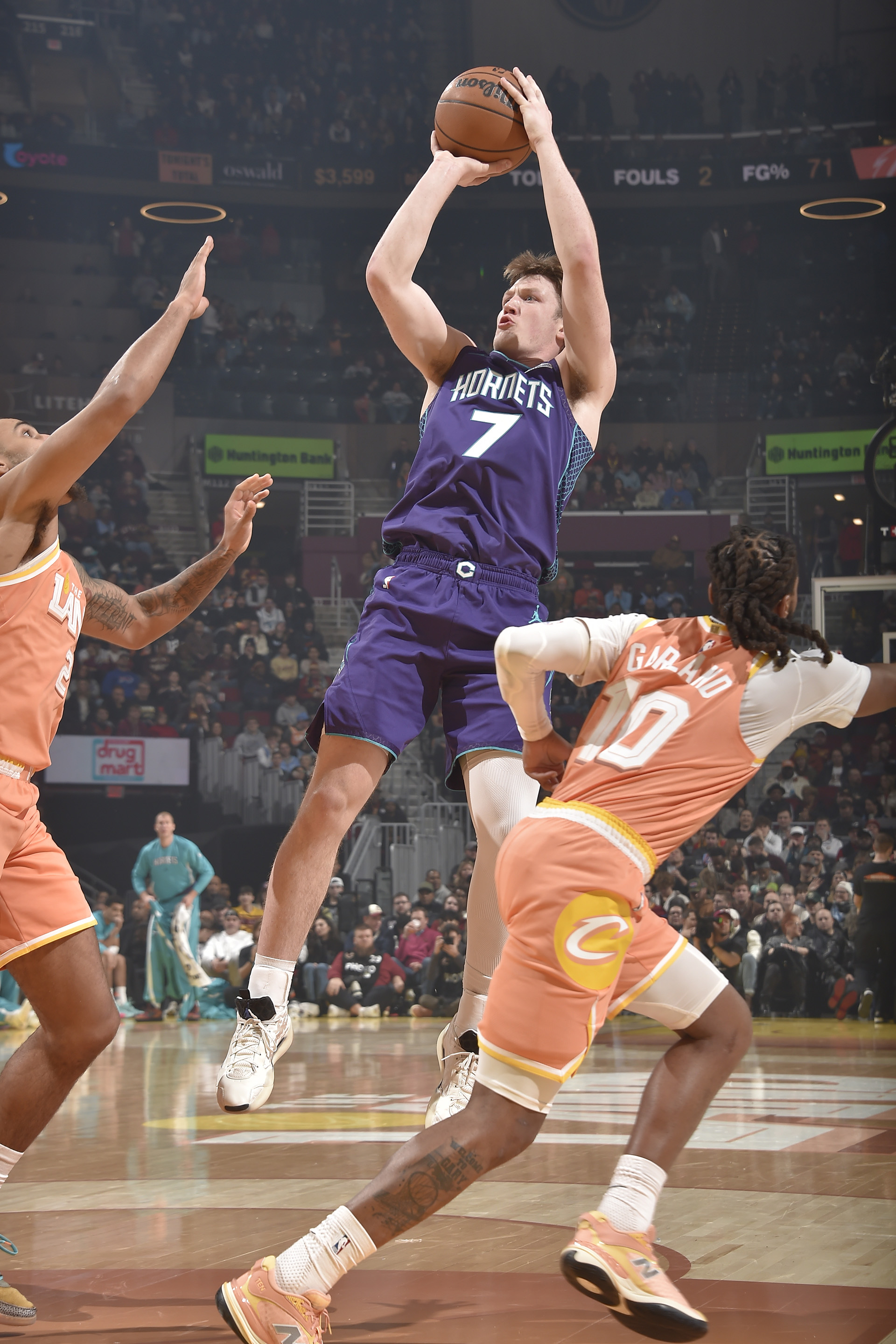 sur Le Roster. | Kon Knueppel est en route pour l'histoire CLEVELAND, OH - DECEMBER 22: Kon Knueppel #7 of the Charlotte Hornets shoots the ball during the game against the Cleveland Cavaliers on December 22, 2025 at Rocket Arena in Cleveland, Ohio. NOTE TO USER: User expressly acknowledges and agrees that, by downloading and/or using this Photograph, user is consenting to the terms and conditions of the Getty Images License Agreement. Mandatory Copyright Notice: Copyright 2025 NBAE (Photo by David Liam Kyle/NBAE via Getty Images)